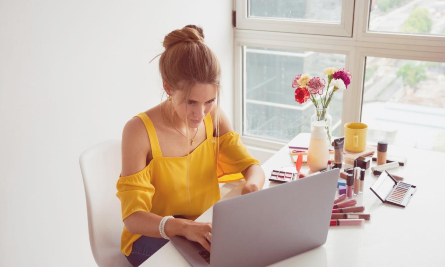 Especialista analizando métricas de SEO móvil