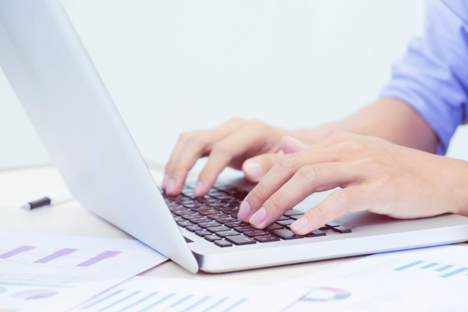 Estudiantes trabajando en optimización móvil