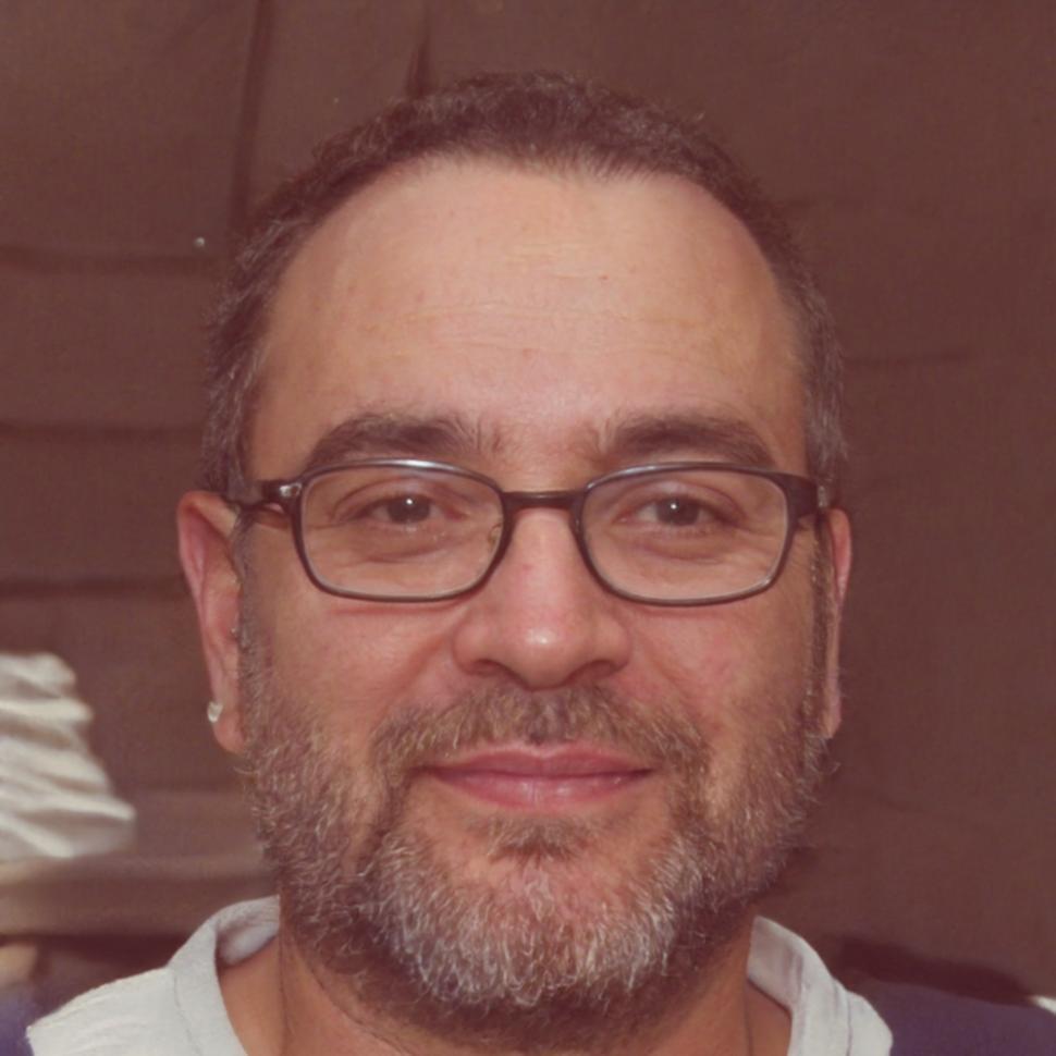 Instructor revisando progreso individualizado de estudiante