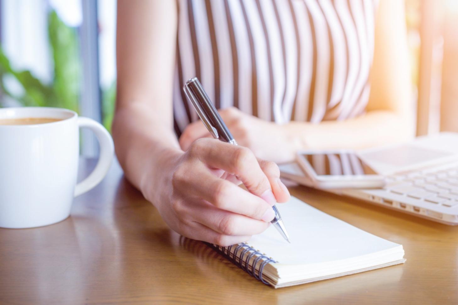 Estudiante participando en curso interactivo de SEO móvil